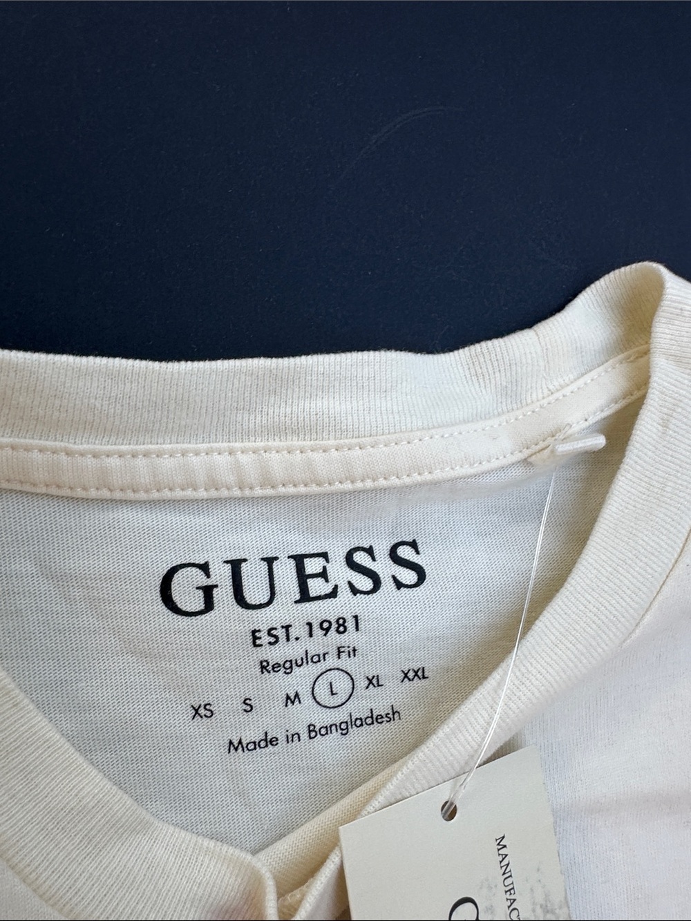 New GUESS White Short-Sleeve Tee with Tropical Crest Graphic SZ L - Picture 8 of 9